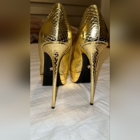 Beautiful gold colour  Versace heel shoes. Size 41 - Picture 2 of 2